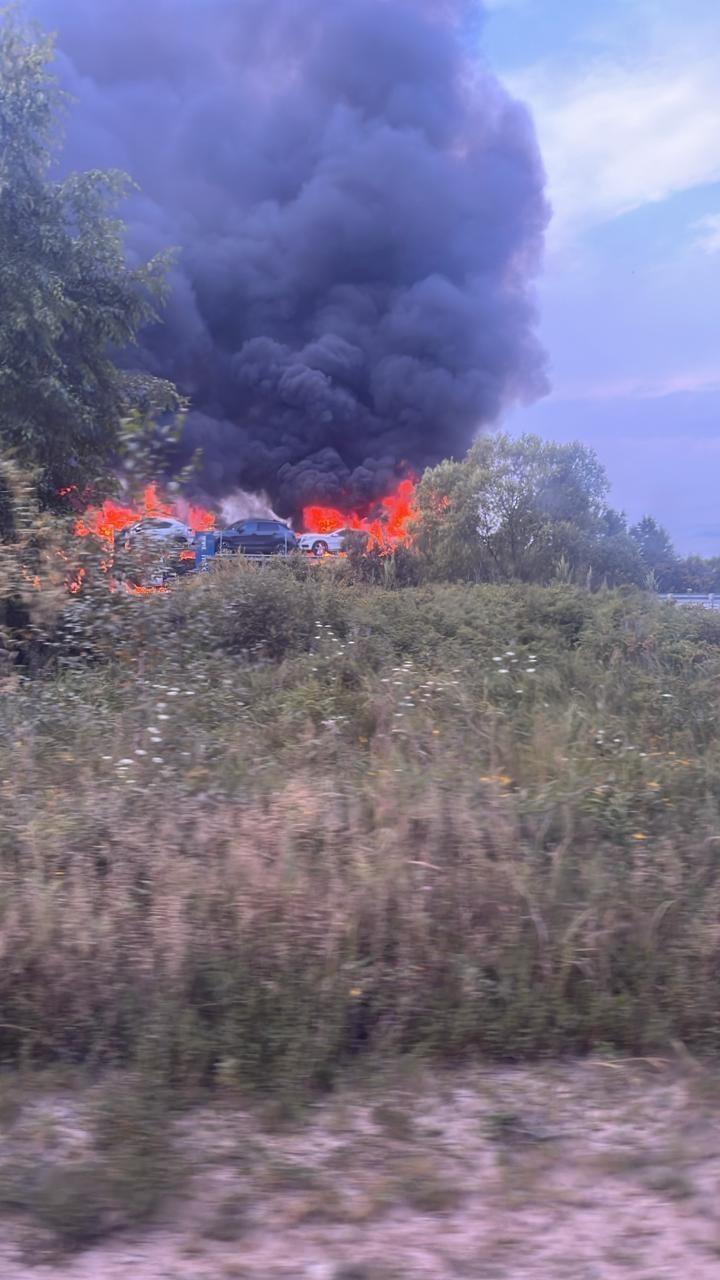 13.08.25 На федеральной трассе ЕАО после дтп загорелся автовоз
