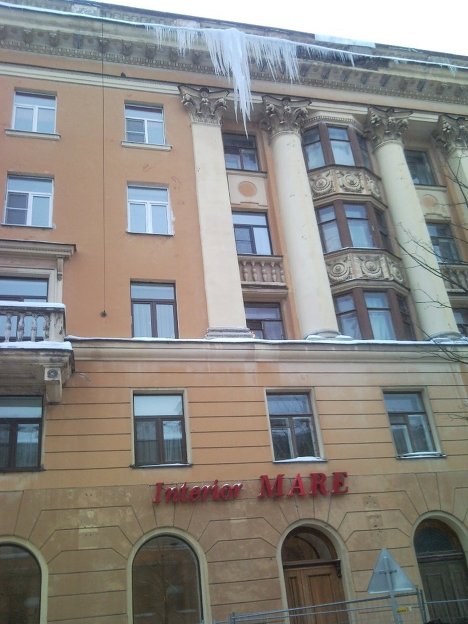 Неубранный снег и сосульки в Питере