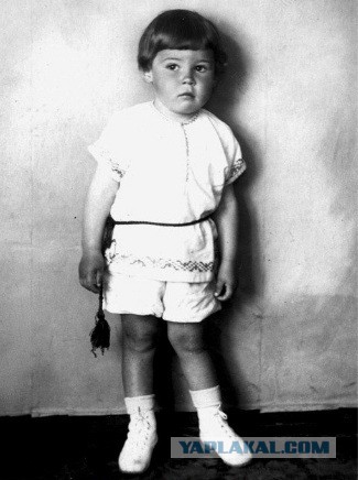 Знаменитости в детстве. Фото из домашних архивов