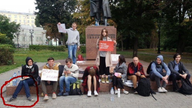 В центре Москвы группа подростков устроила «бессрочный» протест против пенсионной реформы