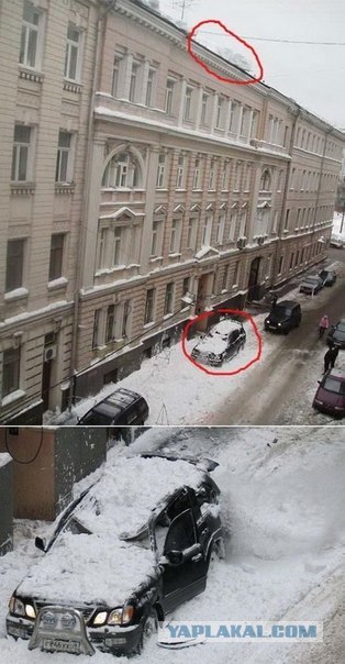 Снег с крыши дома упал на машины