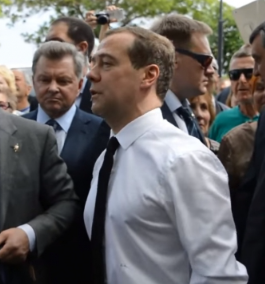 Кто придумал, что мужик должен отдавать жене зарплату?
