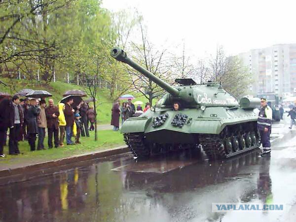 Ополченцы Константиновки завели танк с постамента