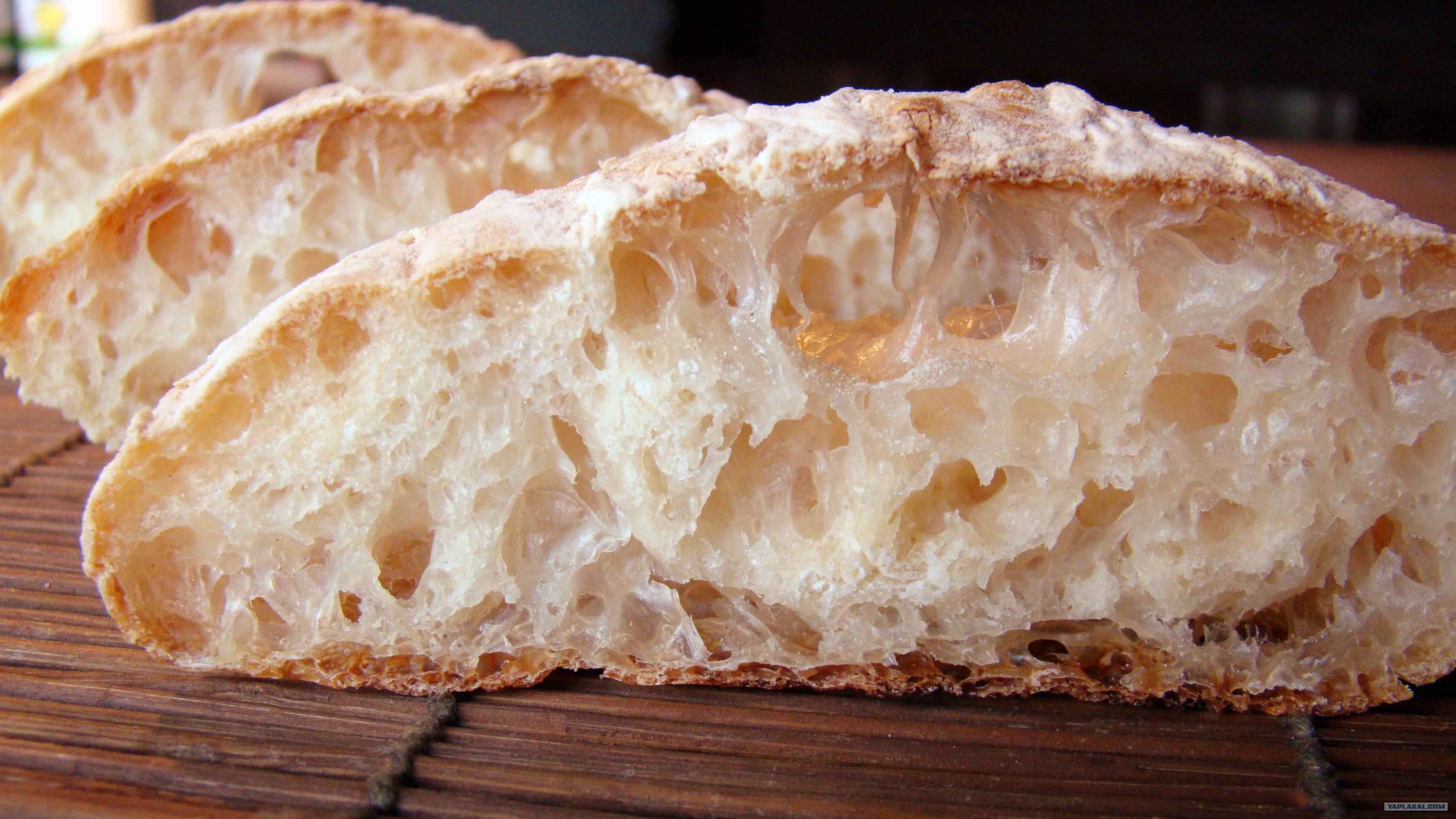 Чиабатта пшеничная. Итальянская чиабатта. Хлеб чиабатта. Белый хлеб чиабатта.