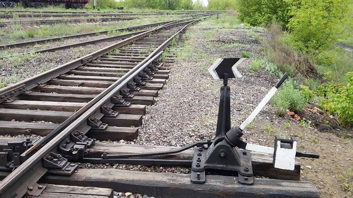 стрелок железная дорога. стрелки на жд путях. цпт 10/12 отбойный брус. ржд подвижной сердечник. стрелка на железной дороге.