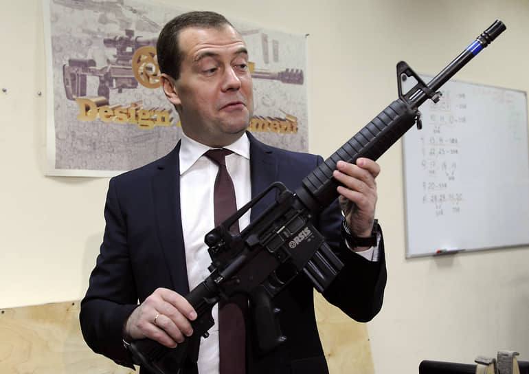 Медведев потребовал денацификации всей Европы