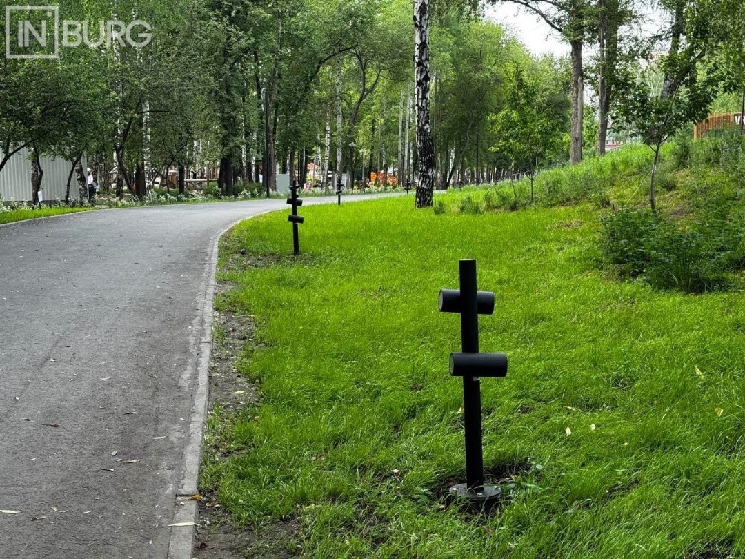 Новые фонари в парке Маяковского в Екатеринбурге выглядят как кладбищенские кресты
