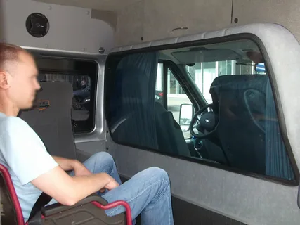 Москвичку в мороз высадили из такси прямо посередине поездки из-за мата, раздавшегося из ее телефона при прослушивании голосового сообщения.