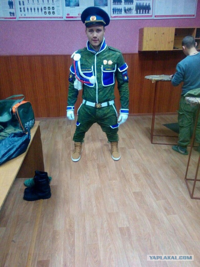 Солдат шьет - служба идет