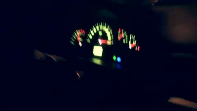 За спидометр за 100 город мелькает кто поет