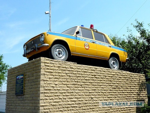 Автомобили на постаменте