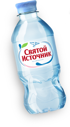 Измученная жаждой белка жадно пьет воду из бутылки