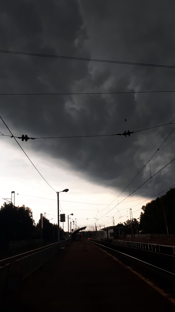 В Москве начался ад. На улицу без надобности лучше не выходить — сдует. Или смоет