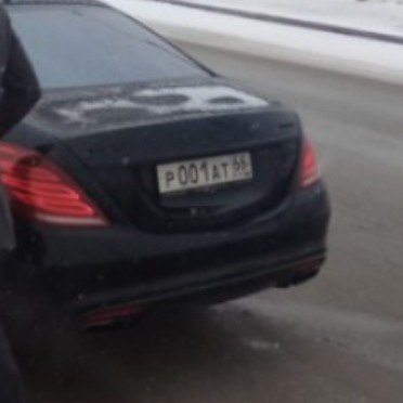 В Екатеринбурге водитель тонированного Mercedes с клюшкой напал на авто, в котором везли анализы на COVID