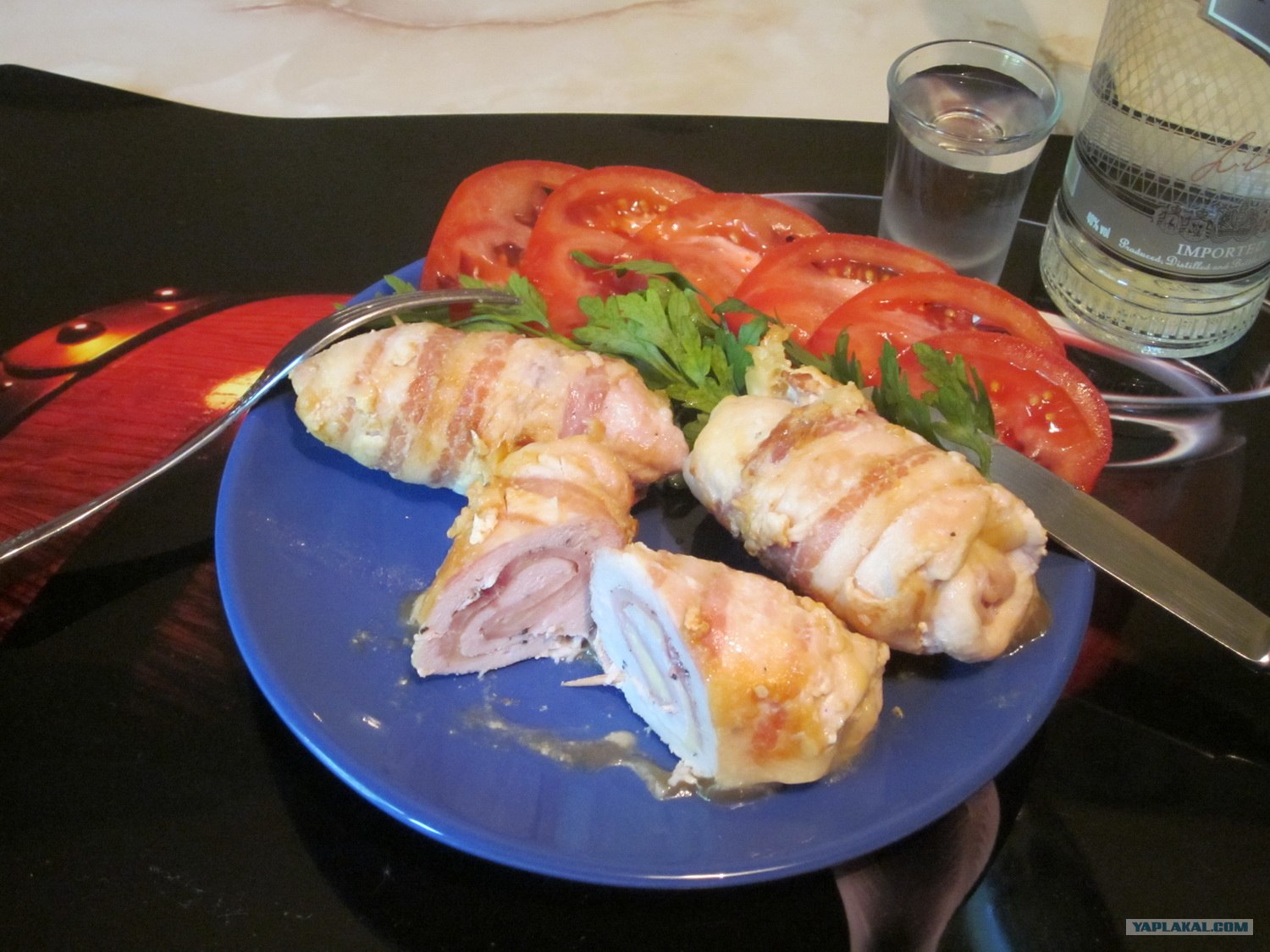 Куриные рулетики в беконе на сковороде