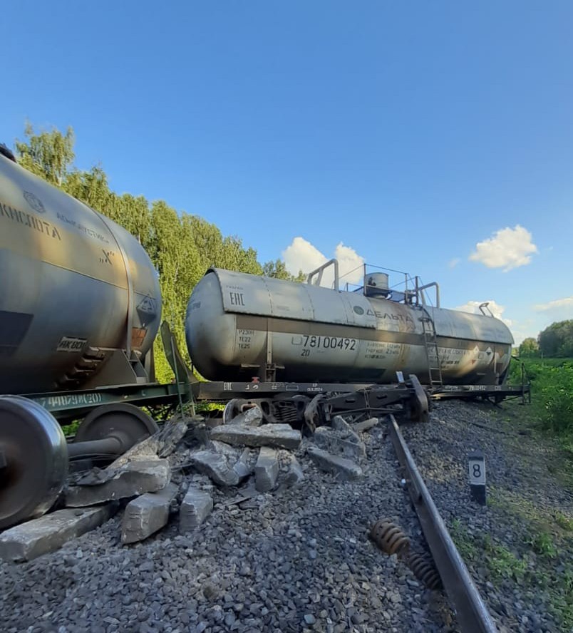 Поезд сошел с рельс сегодня. Поезда пускают под откос - путина трясёт от ярости. Партизаны пускают поезда под откос. Колесосбрасывающий башмак. 17 эшелонов под откос.
