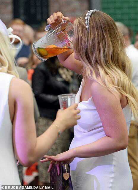 Фестиваль Aintree в Ливерпуле. Как обычно, вышли в лучших платьях, и как обычно - все загадили