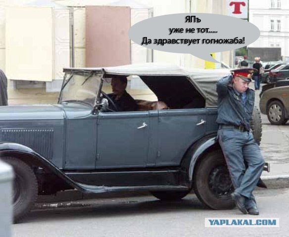 Задумчивый милиционер и его машина
