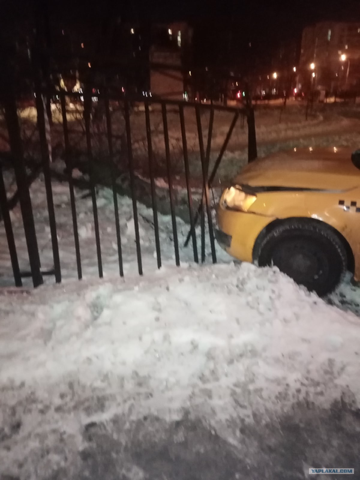Таксист разбил. Такси разбитое ночью в сугробе. Таксист сломался зимой. Омск Разбитая такси зимой.