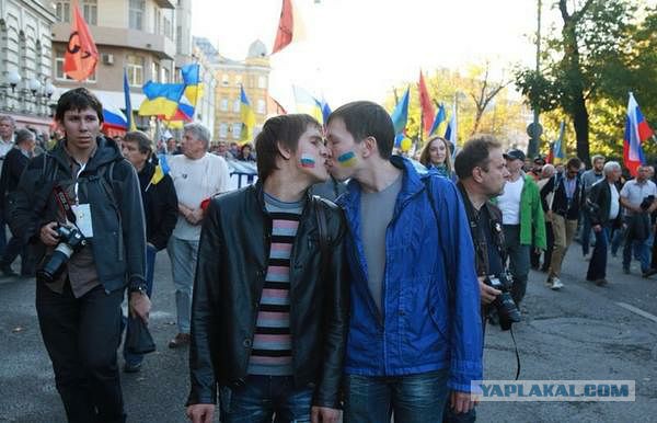 Москвичи встречают марш мира флагами ДНР И ЛНР