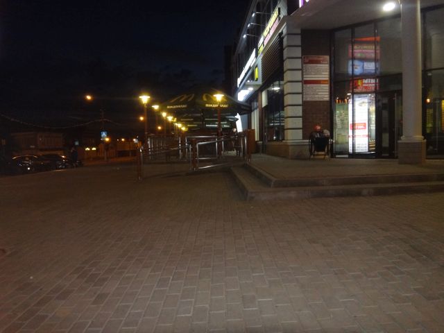 Караван-сарай, трое детей и два родителя (Крым)