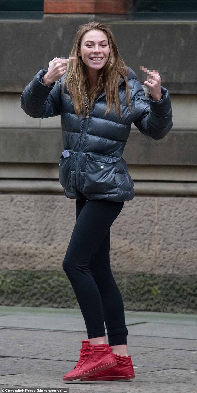 20-летняя пьяная девушка напала в самолете на бортпроводников