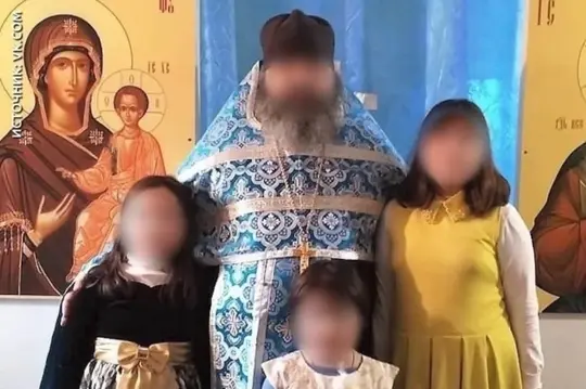 В Петербурге священник привёл своих дочерей с гниющими пальцами на ногах в клинику и заявил, что он «один из ФСБ»