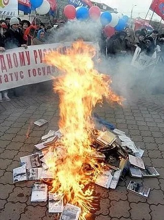 Мовные активисты пришли на популярный книжный рынок в поисках русскоязычных книг.