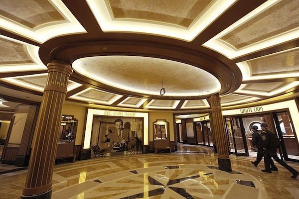 Круизный лайнер длиной в треть километра