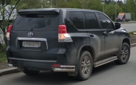 В Екатеринбурге водитель Toyota Land Cruiser поругался с медиками и сбил водителя скорой помощи