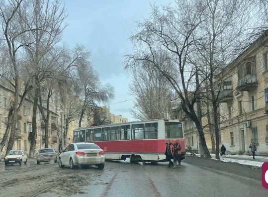 Грузовой поезд, перевозивший опасные вещества, сошел с рельсов на западе Аризоны