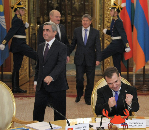 Дима играет в шофёра