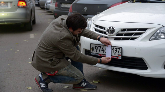 Избит активный гражданин, снявший бумажку с номера неверно припаркованного BMW с номером 005