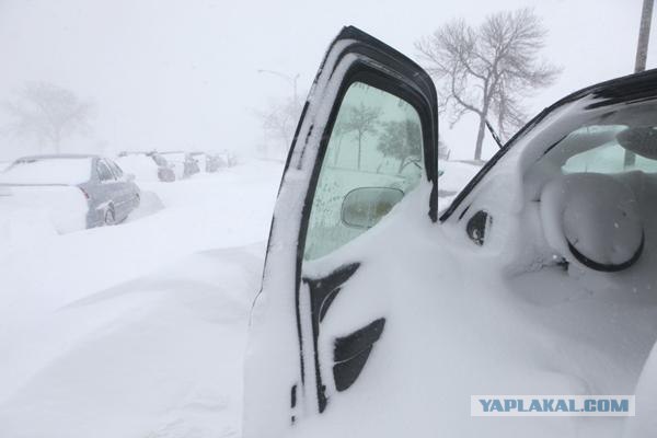 В снегу иногда можно потерять автомобиль