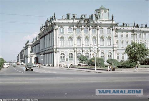 Зачем на крышах домов сталинской эпохи строили загадочные домики-башенки