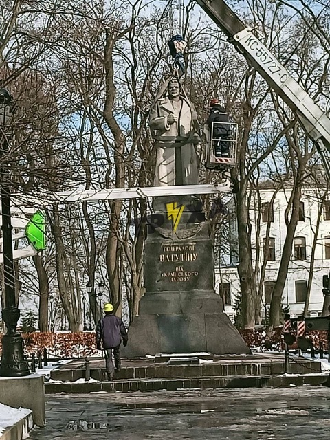 В Киеве снесли памятник Ватутину