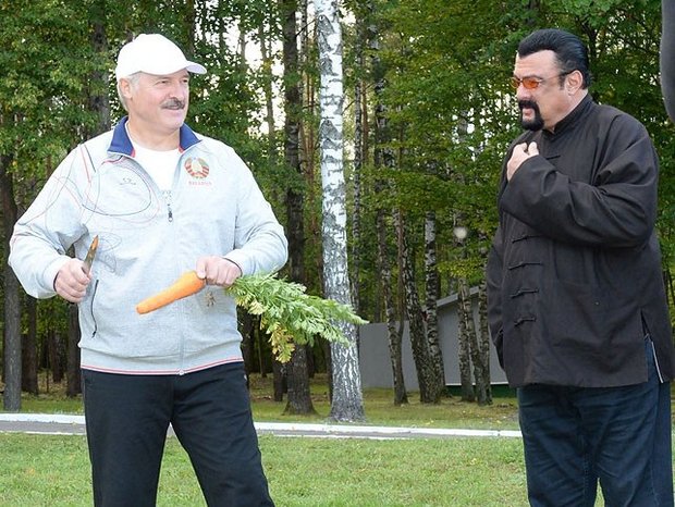 Лукашенко угостил Стивена Сигала морковкой