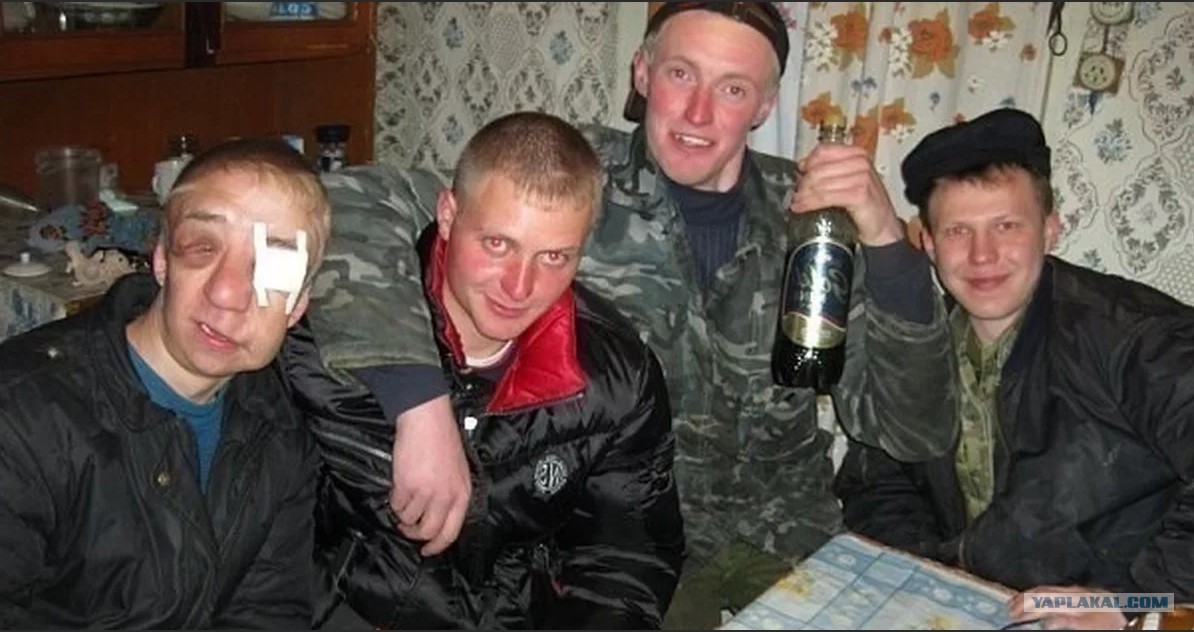 Пьяный мужик на заднем плане