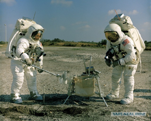 Ученые НАСА распечатали капсулу с лунным грунтом, собранным в 1972 году