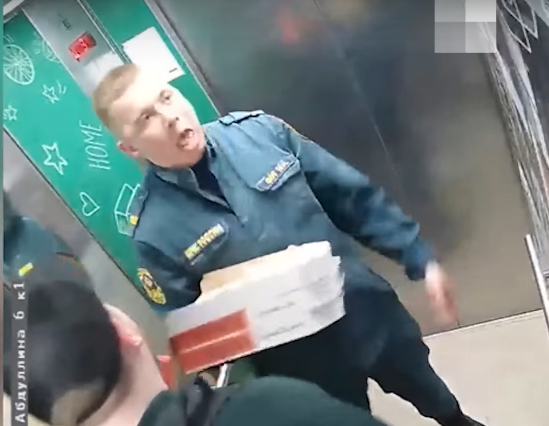 Свинота в лифте