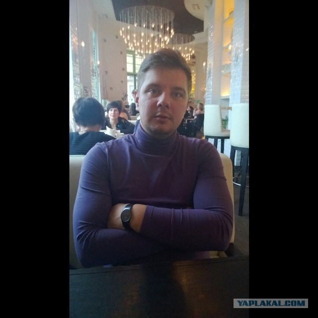 И стоит улыбается..