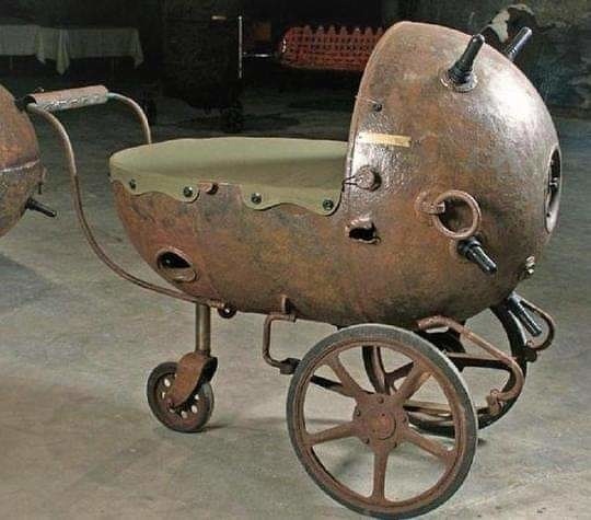 Красноярка пыталась украсть коляску из подъезда, но не прошла с ней в двери