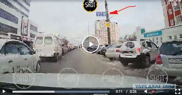 В Кирове водитель BMW сбил семью с ребёнком на пешеходном переходе, проехав на ЗЕЛЁНЫЙ