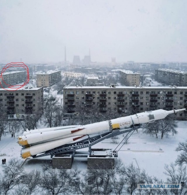 В западных соцсетях завирусился кадр с гигантской ракетой прямо во дворе — речь о памятнике «Союз-У» в Байконуре