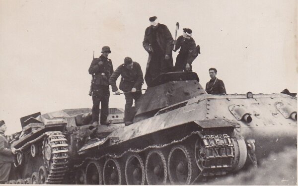Вместе с Горобцом в Калинине в 1941 году совершил подвиг еще один танковый экипаж