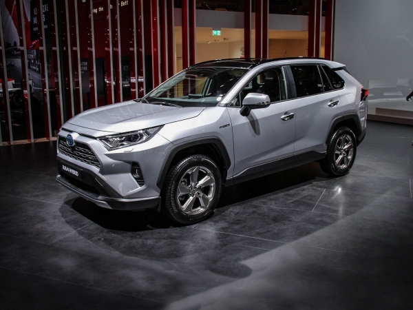 Новый Toyota RAV4 поступил в продажу в Китае, цена стартует от 152 тыс. юаней (1,75 млн рублей по курсу)
