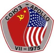 В Москве женщина патриот отчитала подростка в ТЦ за то, что он был одет в худи цветов американского флага.