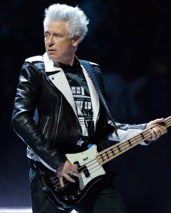 Группу U2 называют ирландской, но вот англичанин из квартета сегодня празднует день рождения — 66 лет Адаму Клейтону