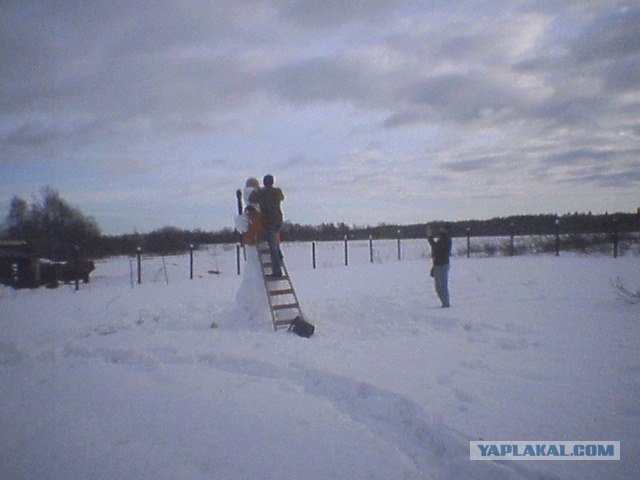 Лепили снеговика и немного увлеклись...