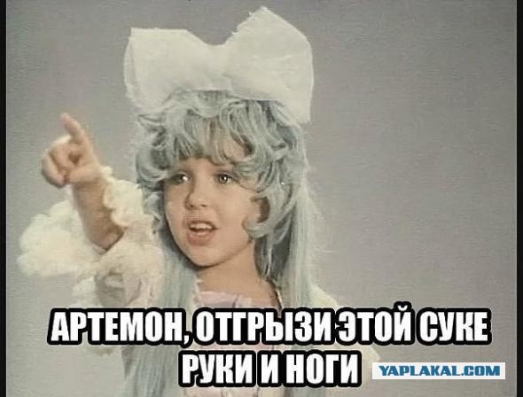 Камеры наблюдения в подъезде сняли настоящее реалити-шоу с школьниками
